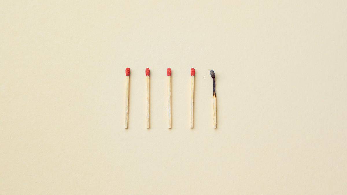 5 matchsticks with one being burnt